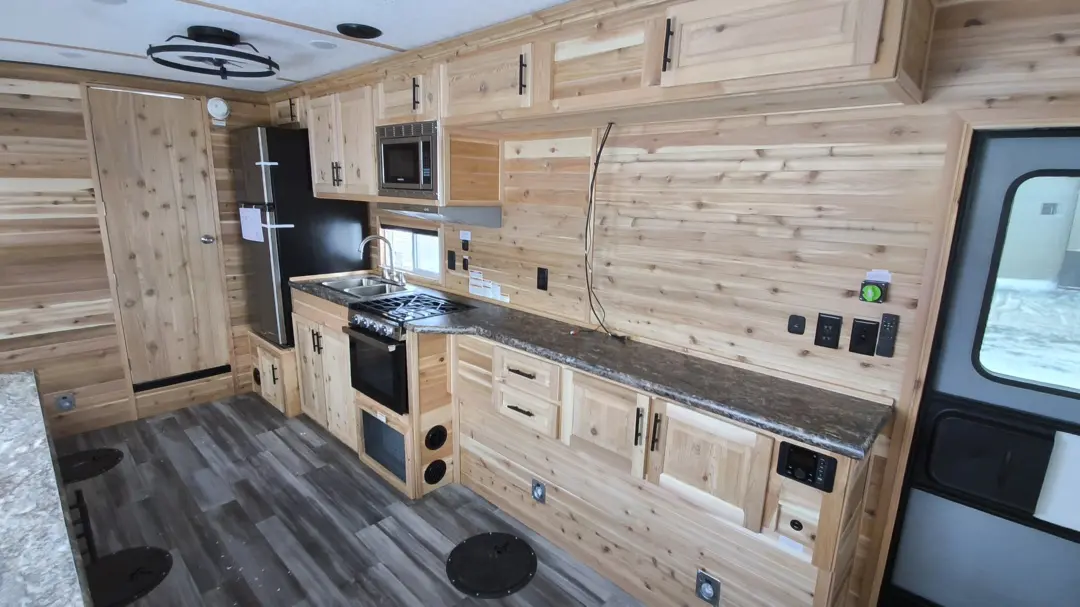 2026 Ice Castle 8 x 22′ RV Hybrid