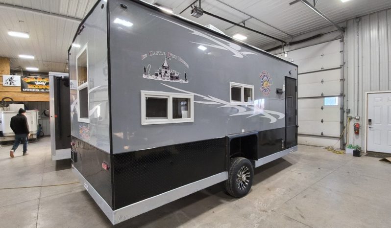 2026 Ice Castle 8 x 17 V Walleye Stryker full
