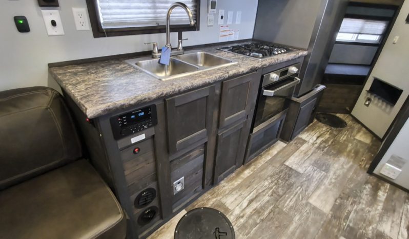 2025 Ice Castle 8x17v Mille Lacs Vacation Series RV Edition full